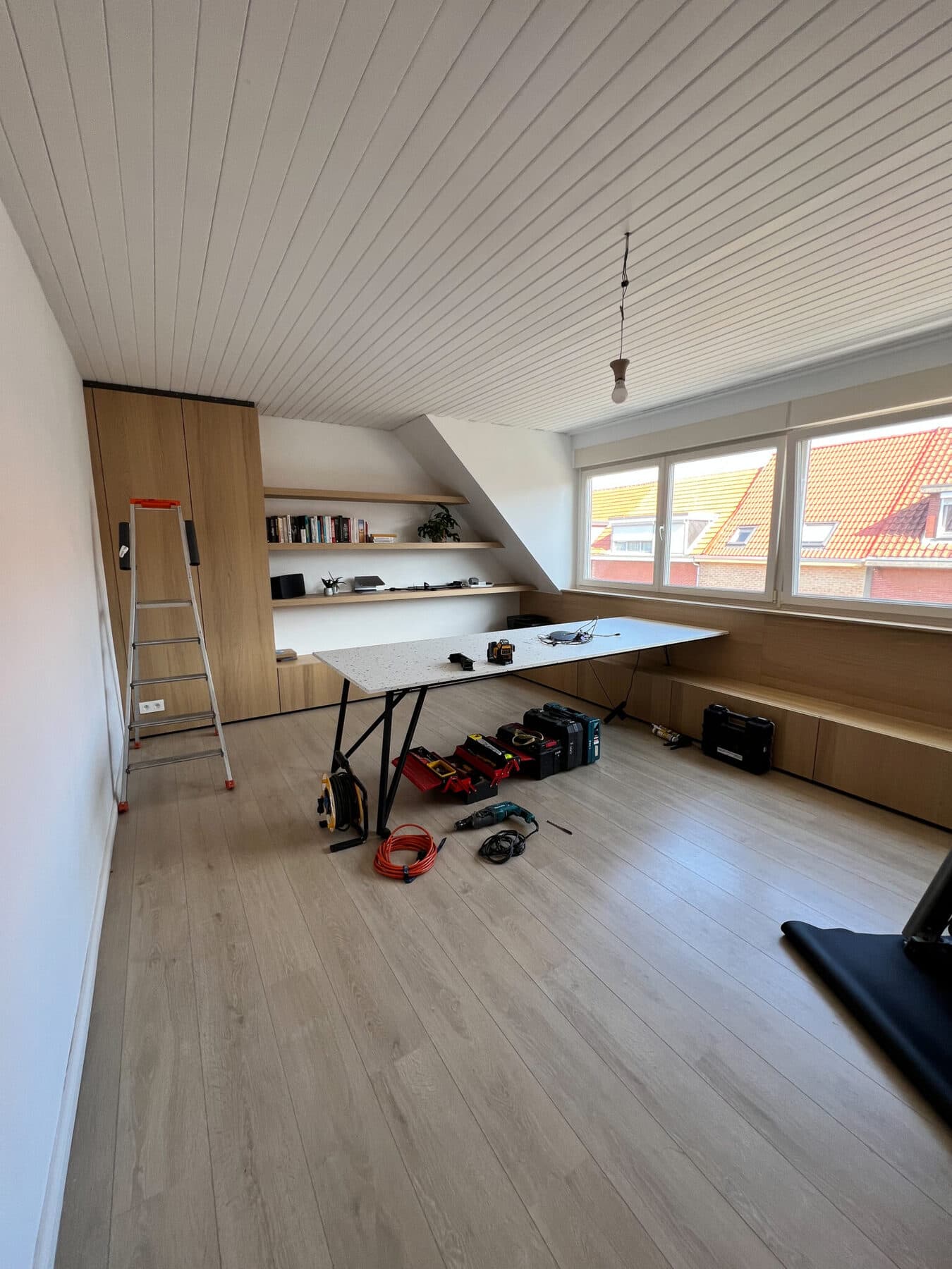 Renovera ett tak med träpanel: måla eller bygga för?