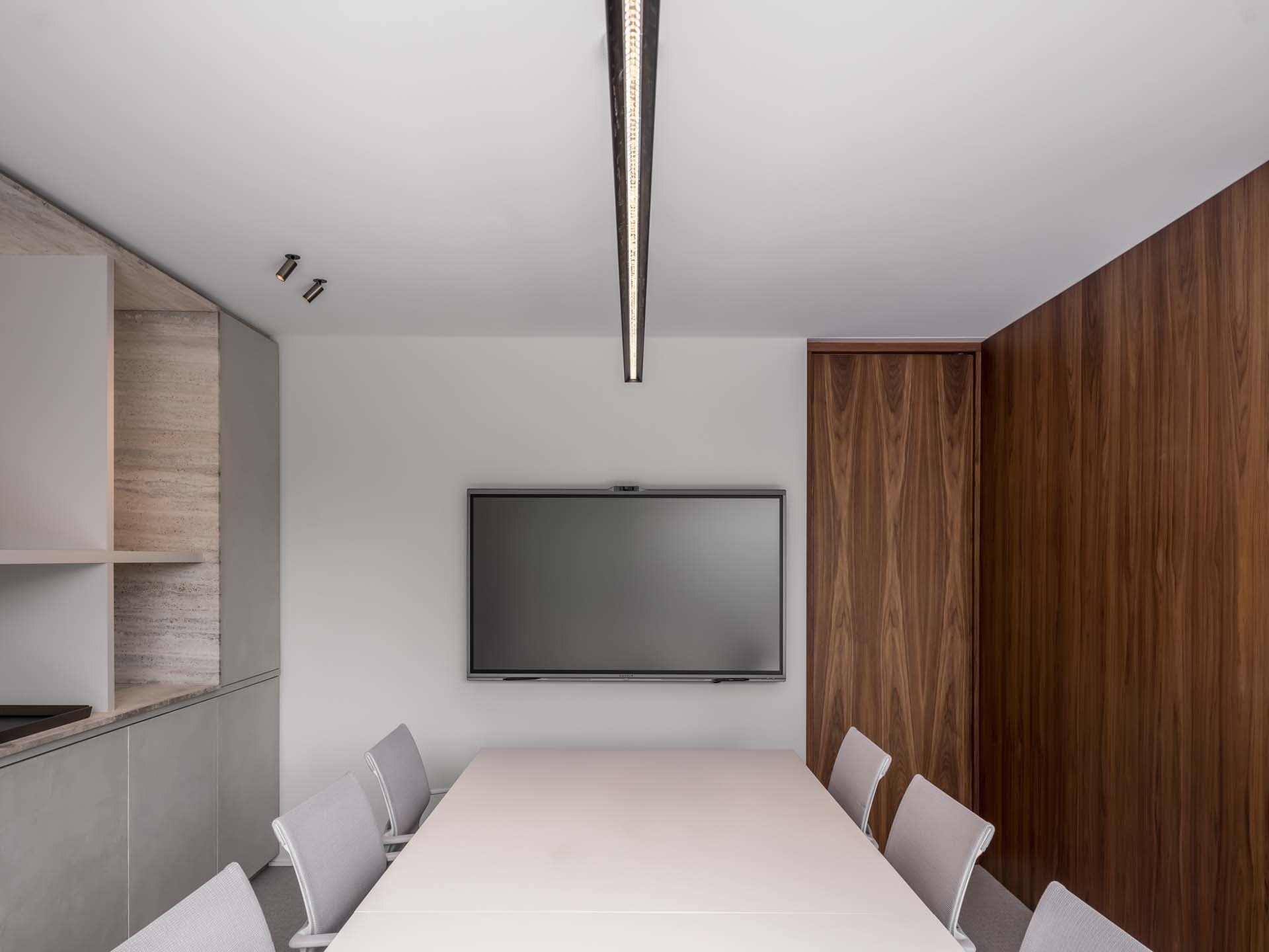 Acoustic stretch ceiling in a studio