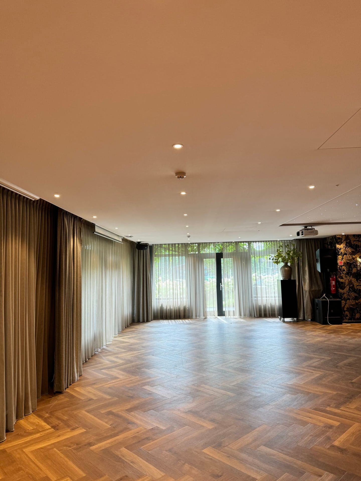 Van der Valk — Commercial